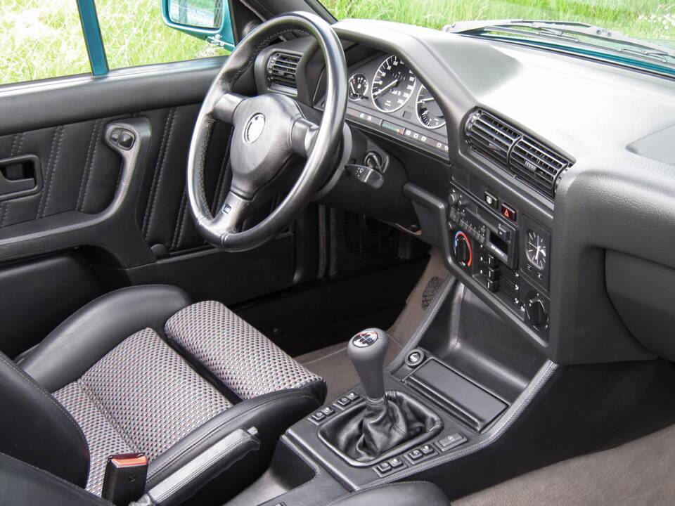 Immagine 11/21 di BMW 318i (1991)