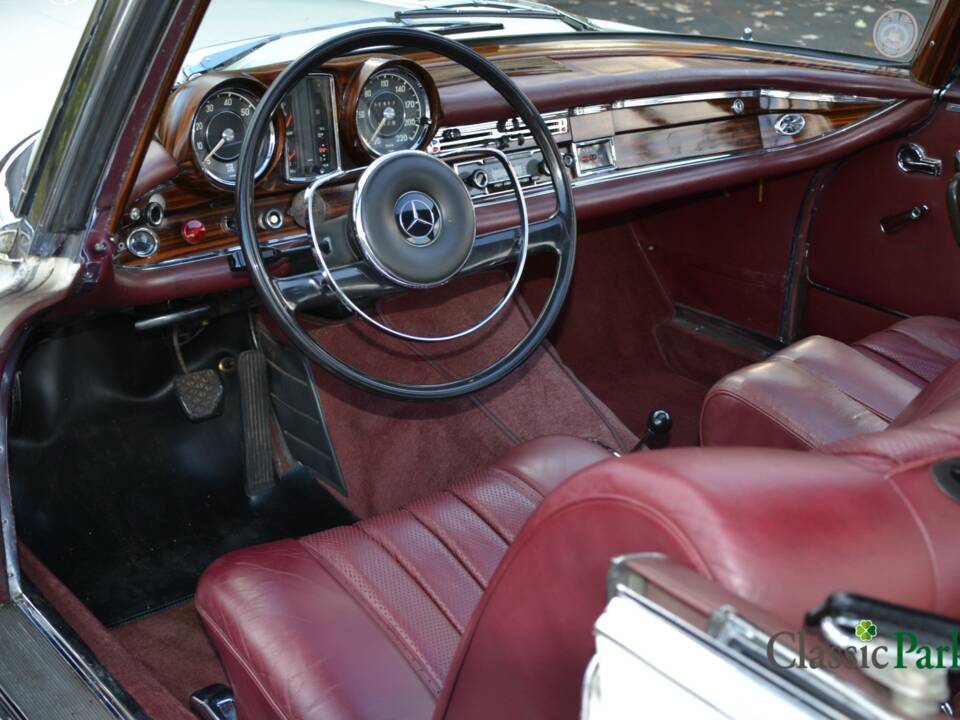 Image 17/50 of Mercedes-Benz 250 SE (1966)