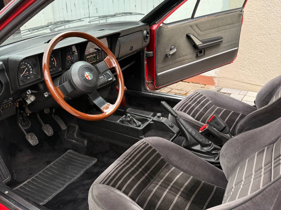 Bild 6/12 von Alfa Romeo GTV 2.0 (1983)