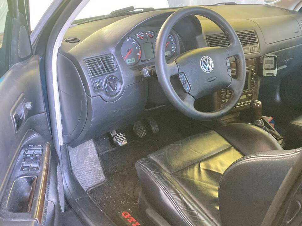 Imagen 5/8 de Volkswagen Golf IV 2.3 V5 (2001)
