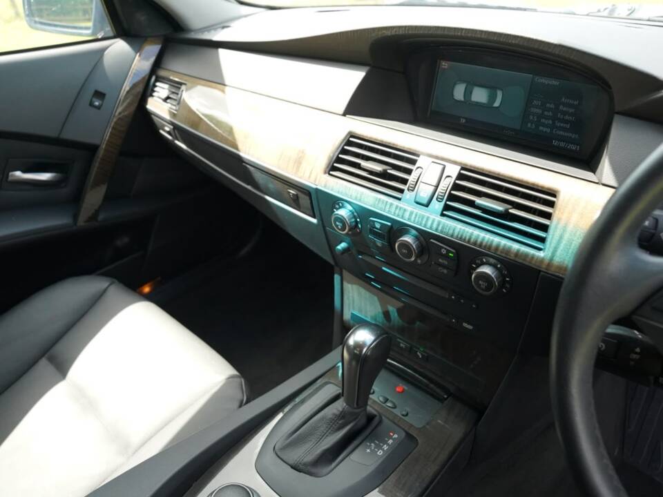 Bild 32/48 von BMW 550i (2006)