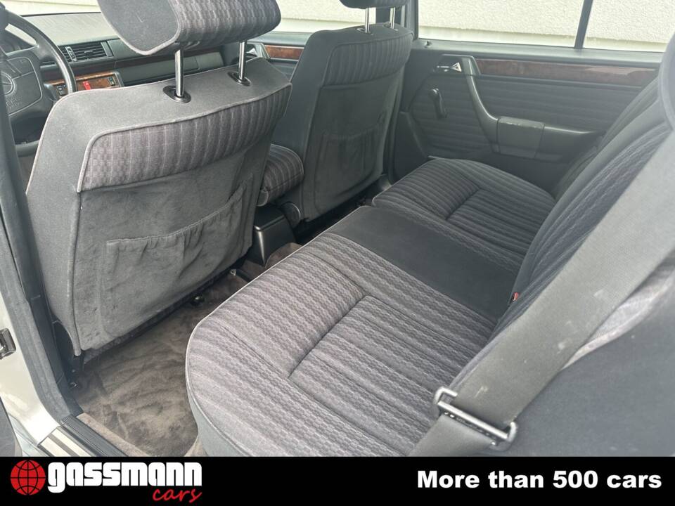 Image 14/15 of Mercedes-Benz 300 TD (1992)