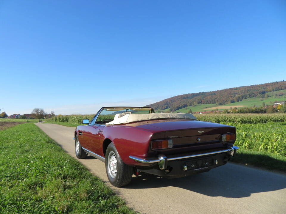 Immagine 2/20 di Aston Martin V8 Volante (1980)