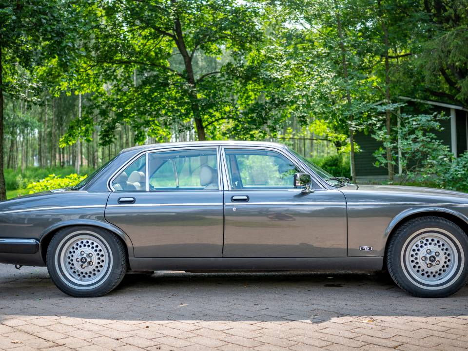 Image 10/42 of Daimler Double Six (1989)