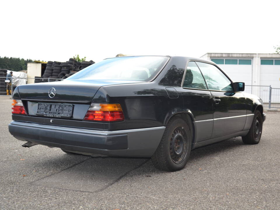 Image 6/25 de Mercedes-Benz 300 CE (1989)