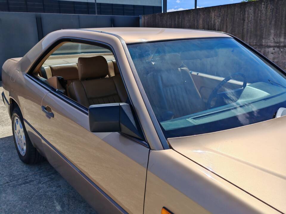 Image 15/42 of Mercedes-Benz 300 CE (1988)