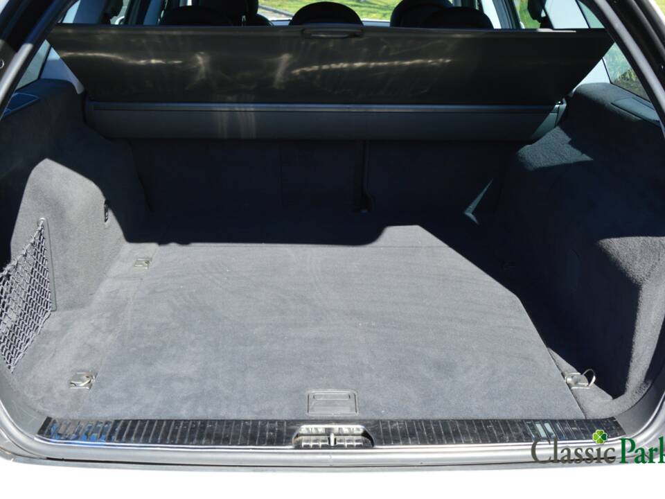 Image 13/50 of Mercedes-Benz E 500 T (2004)