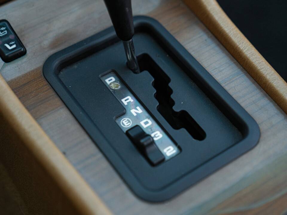 Image 35/46 de Mercedes-Benz 300 CE (1988)