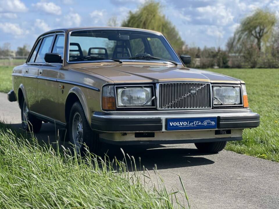 Image 6/37 of Volvo 264 (1979)
