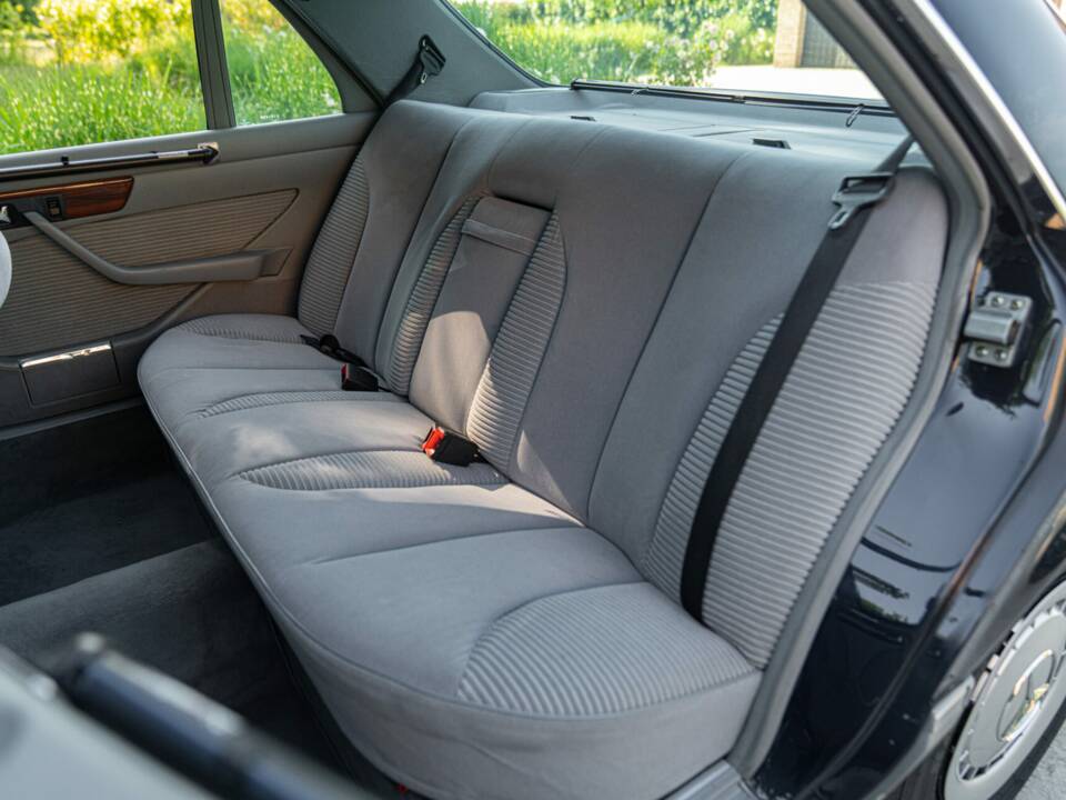 Image 26/50 of Mercedes-Benz 500 SEL (1985)
