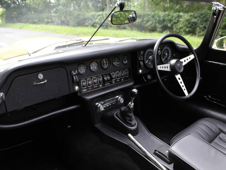 Image 11/16 of Jaguar E-Type V12 (1971)