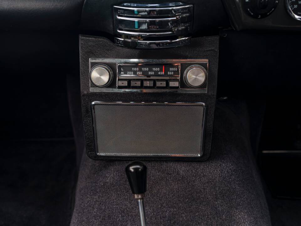 Bild 22/27 von Aston Martin DB 6 Mk II (1971)