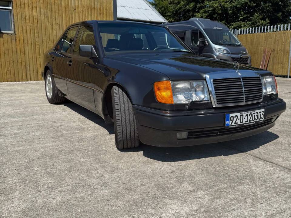 Image 9/23 of Mercedes-Benz 500 E (1992)