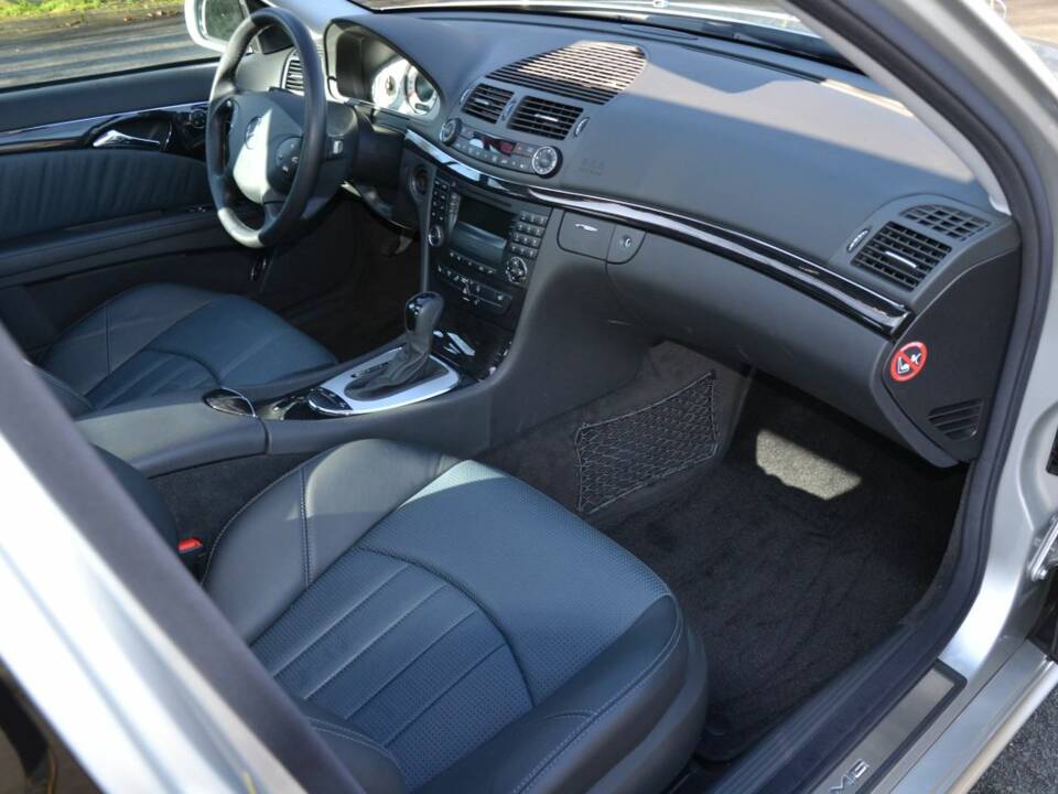 Imagen 17/100 de Mercedes-Benz E 55 AMG (2003)