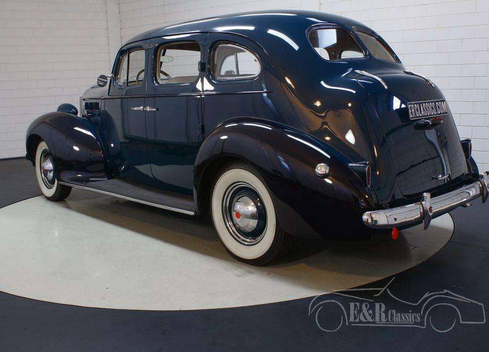 Image 18/19 of Packard Six (1938)