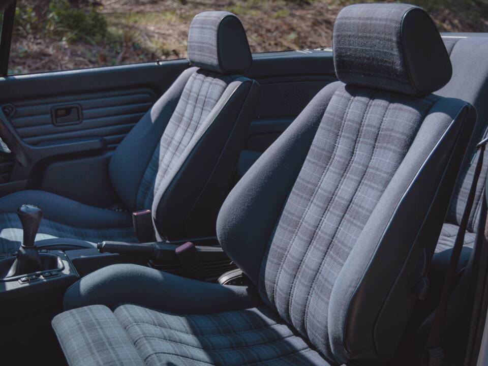 Bild 26/36 von BMW 318i (1991)
