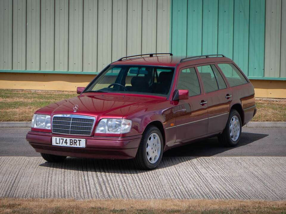 Bild 2/28 von Mercedes-Benz E 320 T (1993)