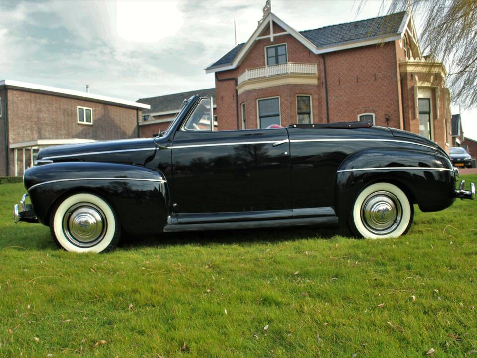 Image 8/68 of Ford Super Deluxe (1941)