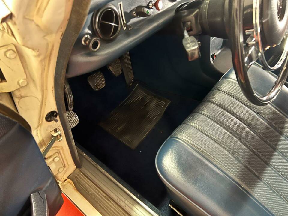 Bild 21/46 von Mercedes-Benz 220 D (1972)