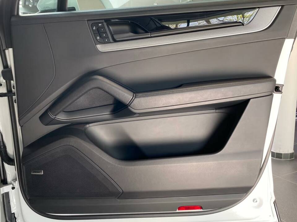 Image 12/12 of Porsche Cayenne Coupé E-Hybrid (2023)