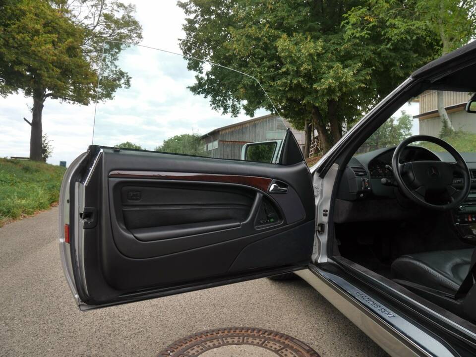 Image 15/50 of Mercedes-Benz SL 500 (1900)