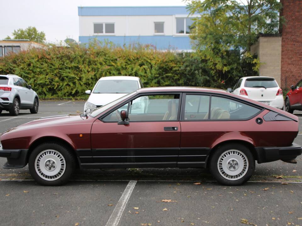 Immagine 7/30 di Alfa Romeo GTV 6 2.5 (1985)