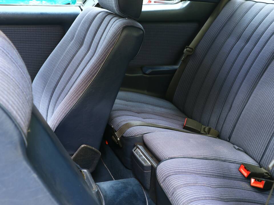 Bild 14/38 von Mercedes-Benz 230 CE (1984)