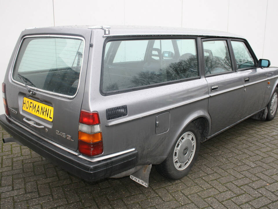 Image 2/13 of Volvo 245 GLE (1982)