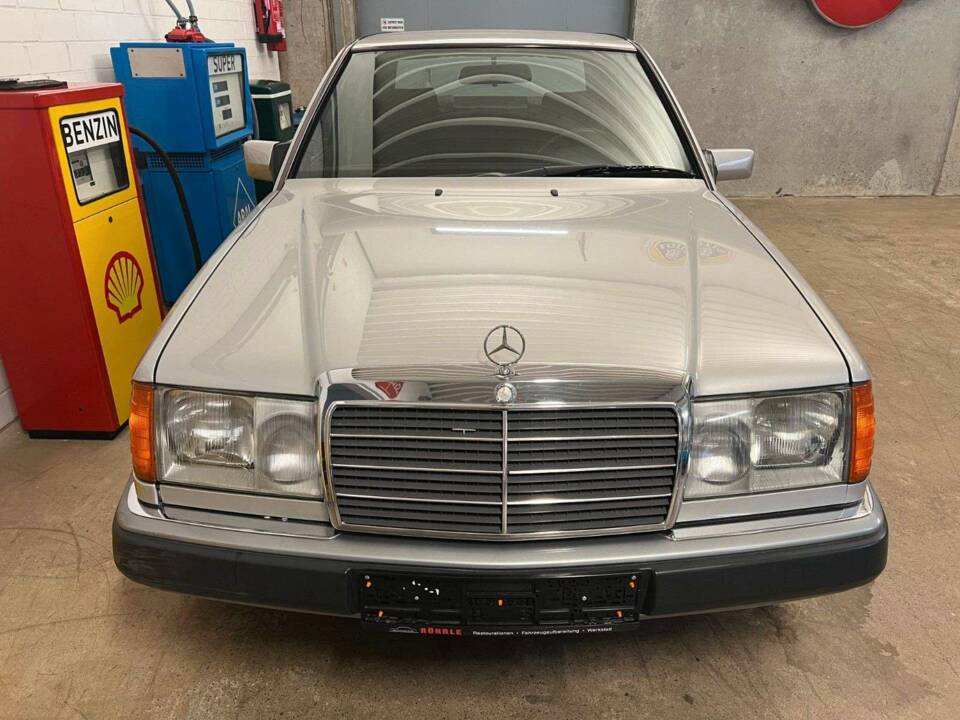 Image 4/18 de Mercedes-Benz E 200 (1993)