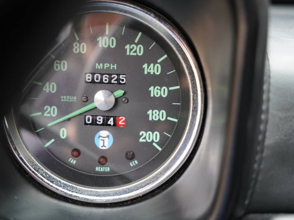 Image 19/50 of De Tomaso Pantera (1972)