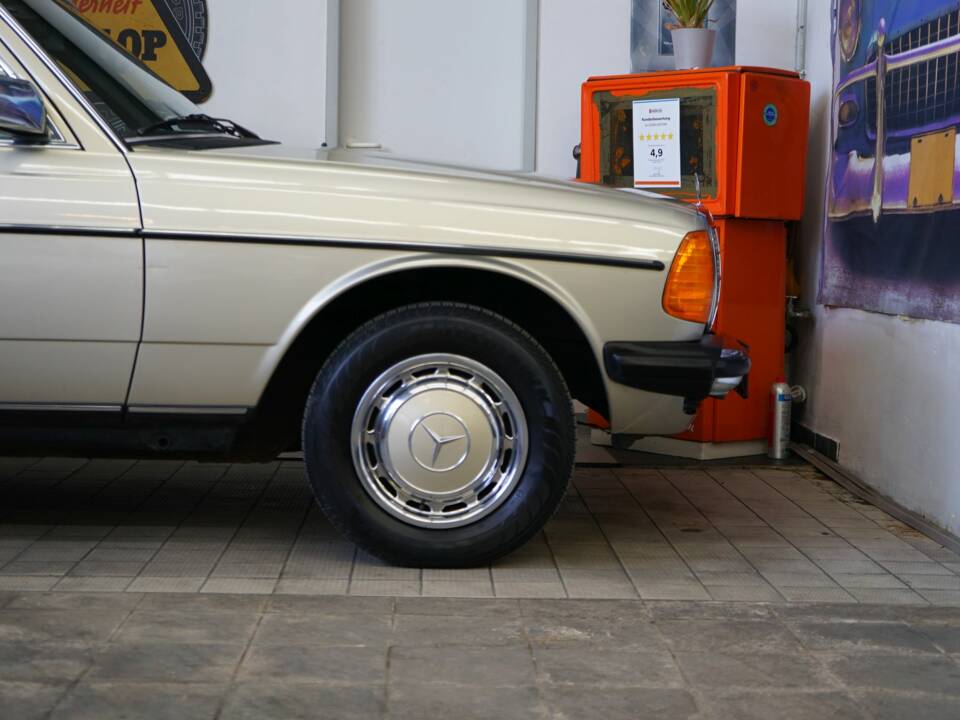 Image 39/40 of Mercedes-Benz 300 D (1982)