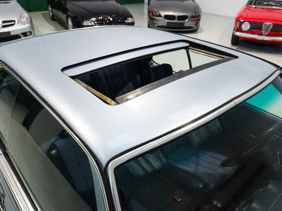 Bild 16/18 von Mercedes-Benz 230 C (1977)