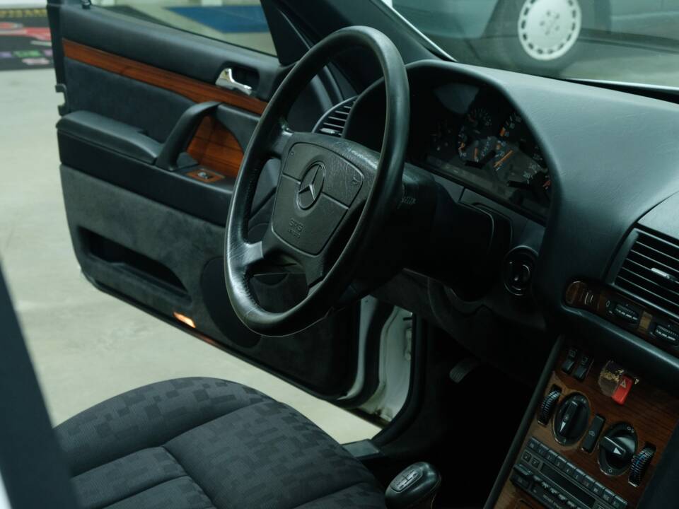 Bild 29/50 von Mercedes-Benz 300 SE (1992)