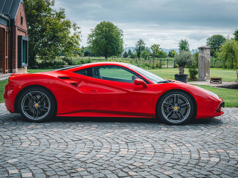 Image 6/56 of Ferrari 488 GTB (2020)