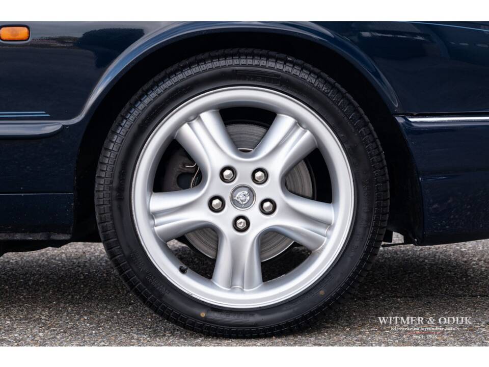 Image 23/31 of Jaguar XJR 4.0 (1999)