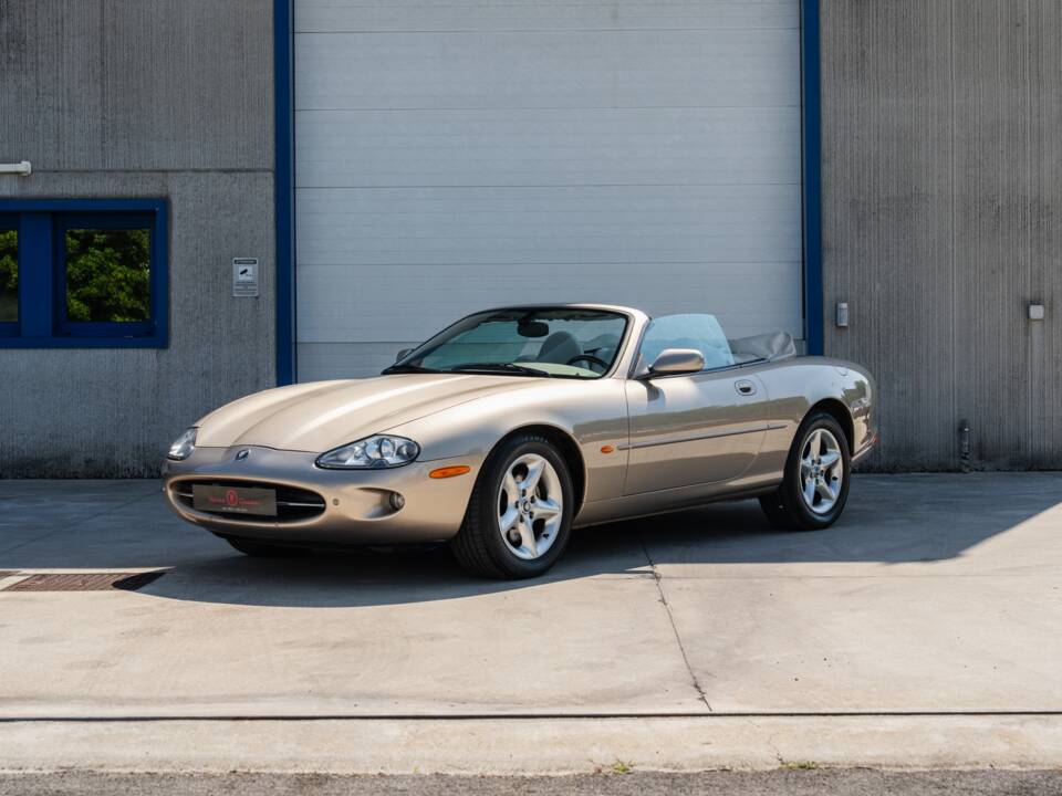 Image 1/91 de Jaguar XK8 4.0 (2000)