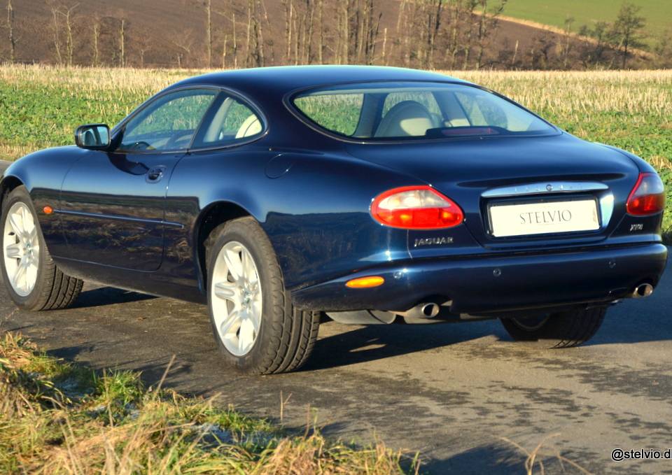 Immagine 7/15 di Jaguar XK8 4.0 (2000)