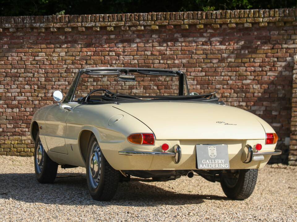 Image 2/50 of Alfa Romeo 1600 Duetto (1967)