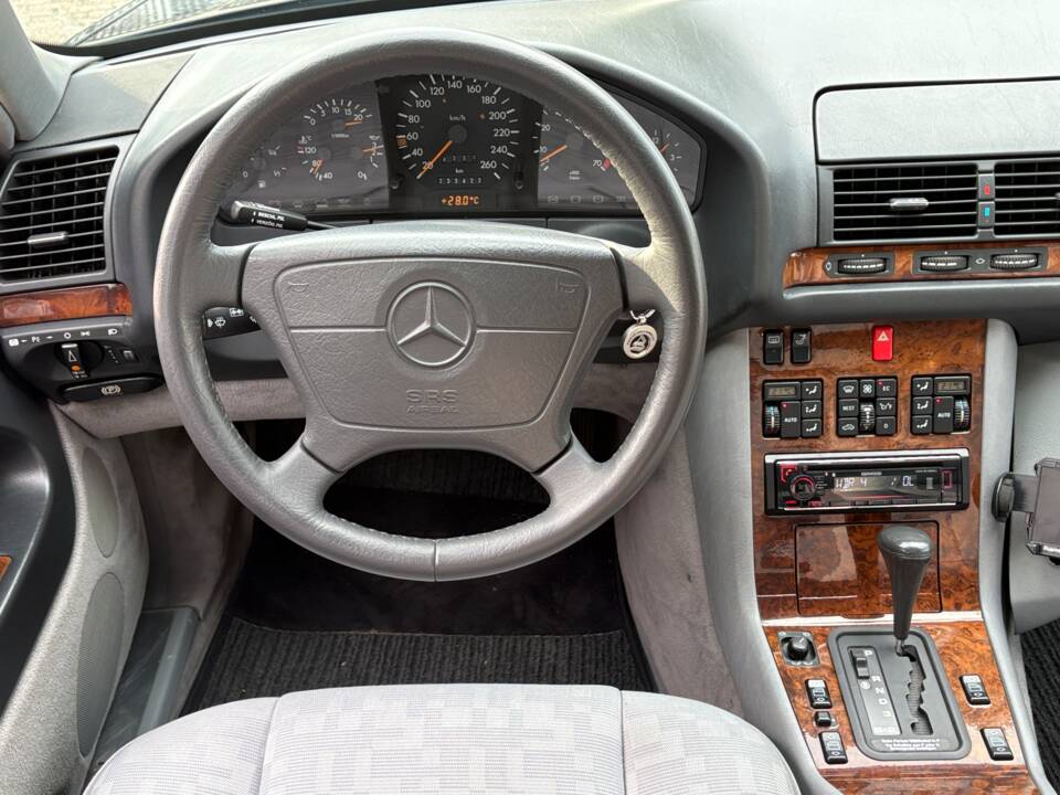 Immagine 14/28 di Mercedes-Benz 400 SE (1992)