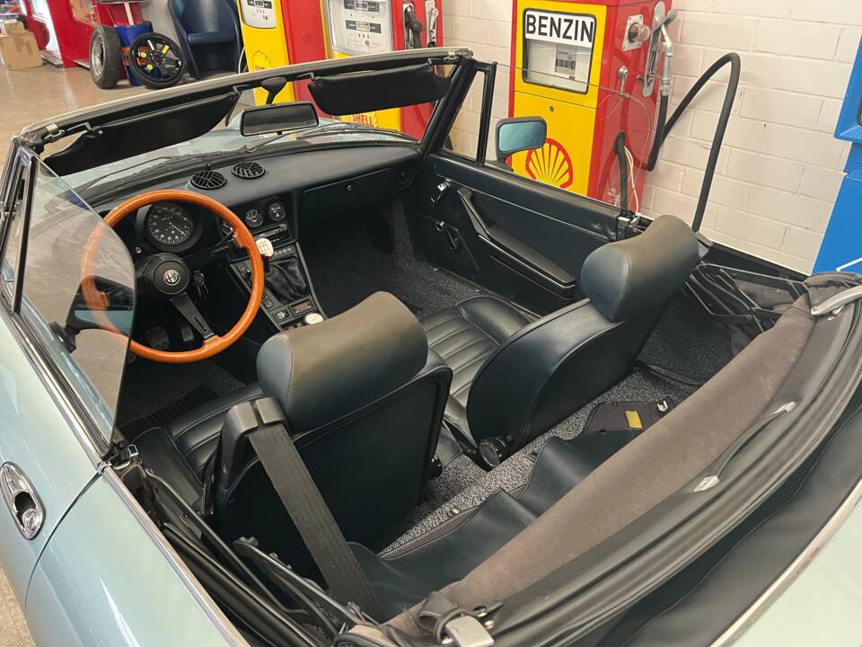 Immagine 18/20 di Alfa Romeo 2.0 Spider (1983)