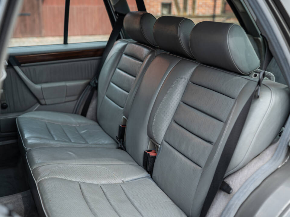 Image 44/66 of Mercedes-Benz 200 TE (1989)