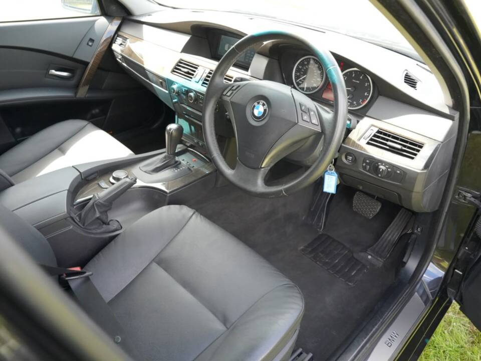 Bild 40/48 von BMW 550i (2006)