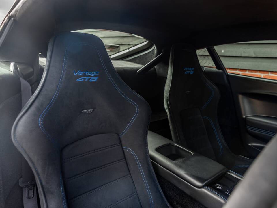 Image 18/65 of Aston Martin Vantage GT8 (2017)