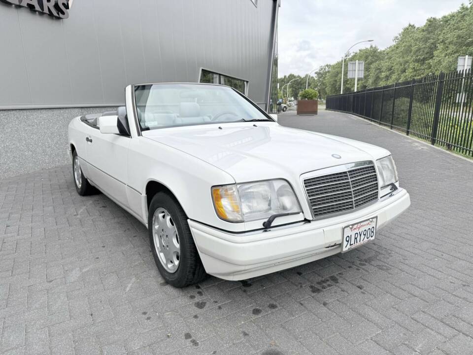 Imagen 7/41 de Mercedes-Benz E 320 (1995)