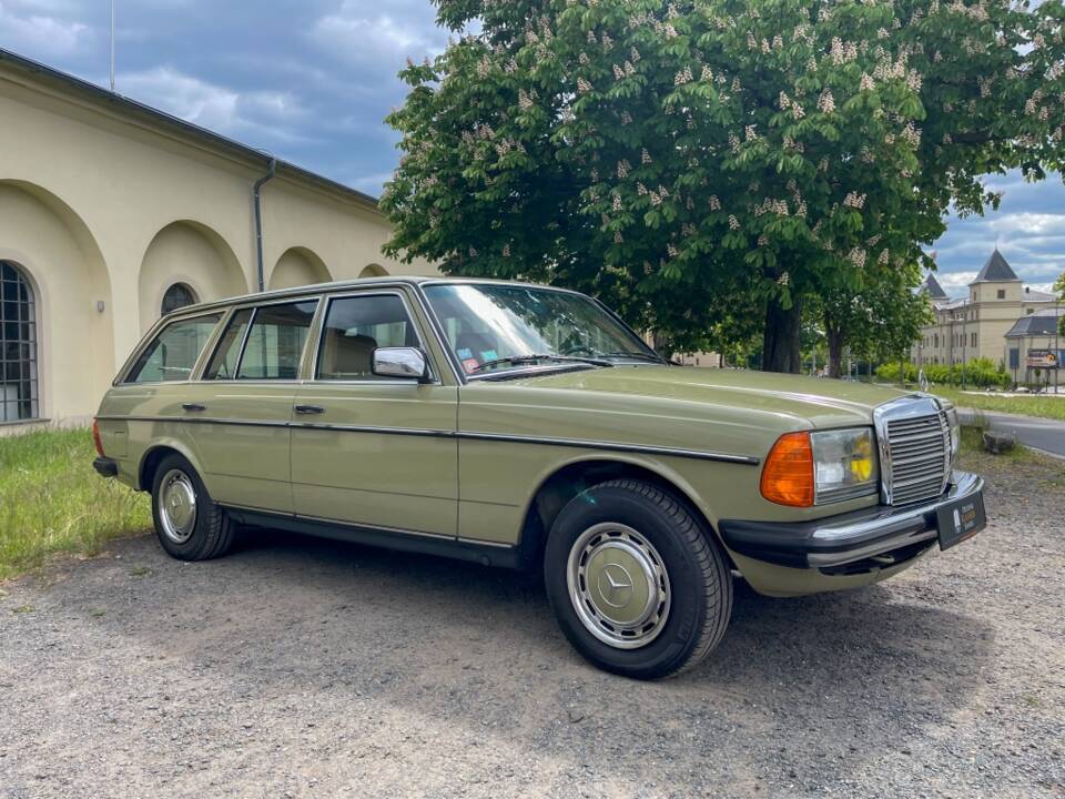 Image 10/34 of Mercedes-Benz 200 T (1983)