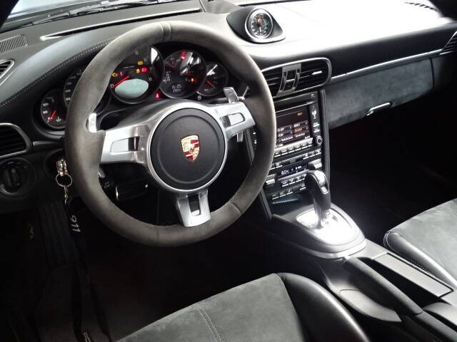 Bild 13/31 von Porsche 911 Carrera 4 GTS (2011)