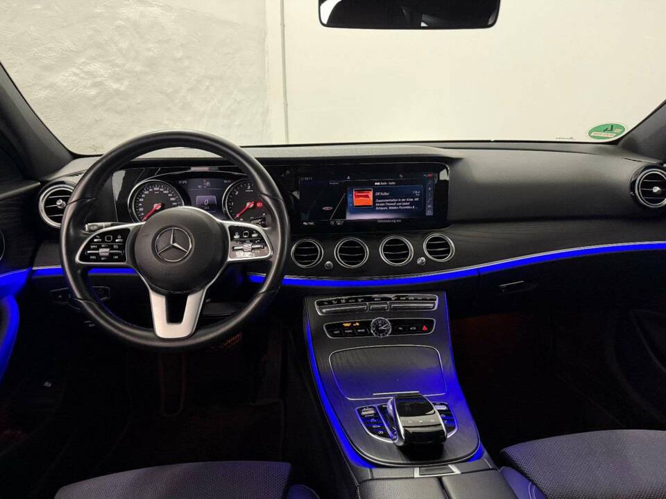 Image 13/32 of Mercedes-Benz E 200 d (2020)