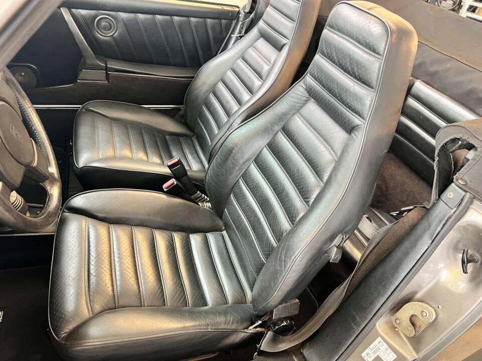 Image 18/71 de Porsche 911 SC 3.0 (1983)