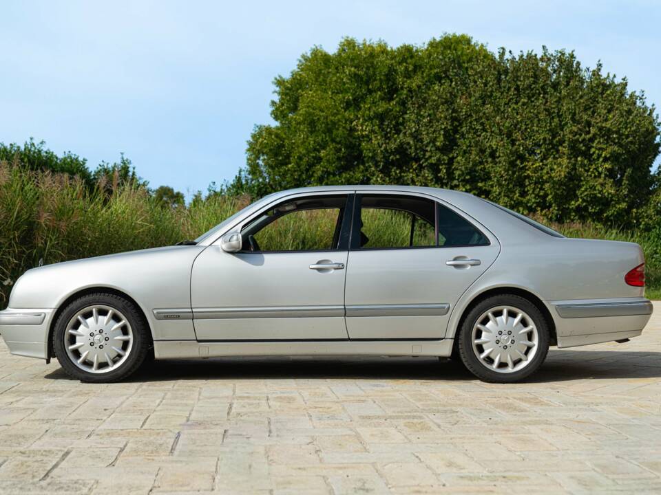 Image 5/50 of Mercedes-Benz E 430 (2000)