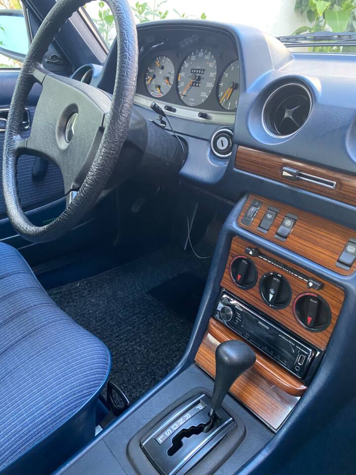 Image 15/26 of Mercedes-Benz 280 E (1982)